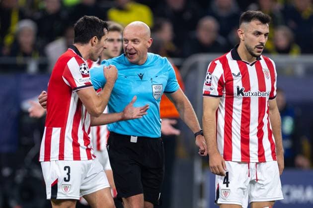 01.10.2025, UEFA Champions League, 2. Spieltag, Borussia Dortmund - Athletic Club Bilbao, v. l. Dani Vivian (Athletic Club Bilbao) diskutiert mit Schiedsrichter Szymon Marciniak (POL), Dortmund Signal Iduna Park NRW Deutschland xRHR-FOTO DEx Copyright: DennisxEwert RHR-FOTOx RHR-FOTO DE