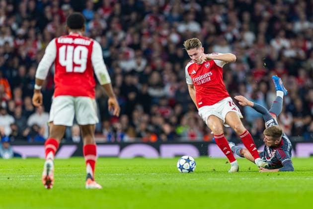 Arsenal v Olympiacos Champions League 01 10 2025. Arsenal forward Viktor Gyökeres (14) and Olympiakos defender Costinha (20) battle for the ball during the Champions League match between Arsenal and Olympiacos at the Emirates Stadium, London, England on 1 October 2025. London Emirates Stadium Greater London England Editorial use only , Copyright: xToyinxOshodix PSI-22955-0024