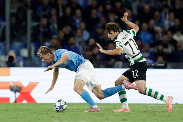 Champions League match SSC Napoli vs Sporting Clube de Portugal Napoli s Danish forward Rasmus Hojlund challenges for the ball with Sporting s Portuguese defender Eduardo Quaresma during the Uefa champions league match between SSC Napoli vs Sporting Clube de Portugal at the Diego Armando Maradona Stadium in Naples on October 1, 2025. _BPH0674 Copyright: xAntonioxBalascox