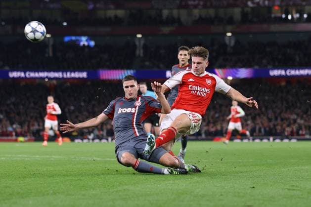Arsenal v Olympiacos 01 October 2025, London - UEFA Champions League - Arsenal v Olympiacos - Lorenzo Pirola of Olympiacos and Viktor Gyokeres of Arsenal - Photo: Jacques Feeney Offside. London UK Copyright: xJacquesxFeeneyx xOffsidexOffside