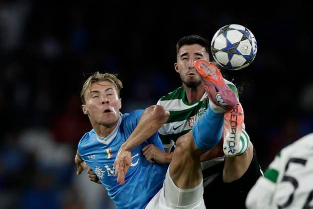 Champions League match SSC Napoli vs Sporting Clube de Portugal Napoli s Danish forward Rasmus Hojlund challenges for the ball with Sporting s Portuguese defender Goncalo Inacio during the Uefa champions league match between SSC Napoli vs Sporting Clube de Portugal at the Diego Armando Maradona Stadium in Naples on October 1, 2025. _BPH0769 Copyright: xAntonioxBalascox