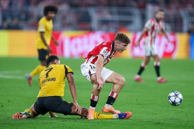 01.10.2025, Fußball, UEFA Champions League, Borussia Dortmund - Athletic Club Bilbao, BVB Stadion, 2. Spieltag, Saison 2025 2026: Jobe Bellingham (BVB 07) im Zweikampf gegen Mikel Jauregizar (Bilbao 18) Regulations prohibit any use of photographs as image sequences and or quasi-video. Nordrhein-Westfalen Deutschland