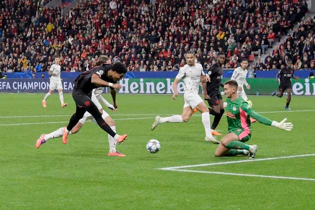 Strafraumszene Torchance von Malik Tillman (Leverkusen 10) 01.10.2025 Fussball Champions League, Bayer Leverkusen vs PSV Eindhoven, BayArena, Leverkusen,