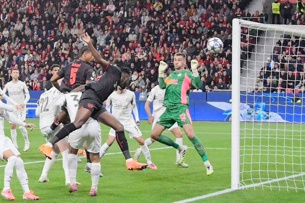 Strafraumszene Torchance von Edmond Tapsoba (Leverkusen 12) 01.10.2025 Fussball Champions League, Bayer Leverkusen vs PSV Eindhoven, BayArena, Leverkusen,