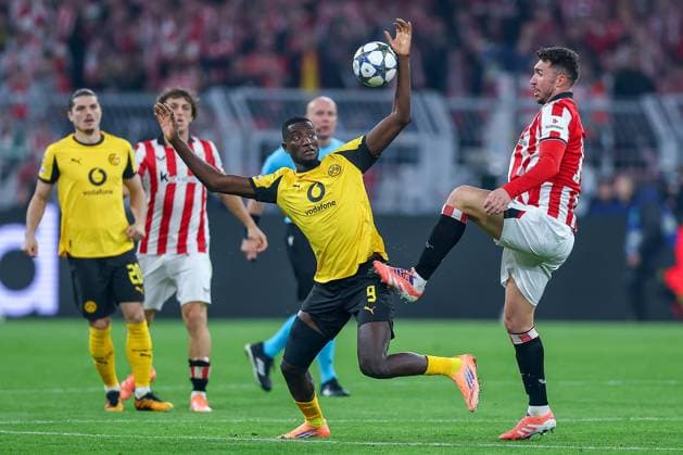 01.10.2025, Fußball, UEFA Champions League, Borussia Dortmund - Athletic Club Bilbao, BVB Stadion, 2. Spieltag, Saison 2025 2026: Handspiel Serhou Guirassy (BVB 09) im Zweikampf gegen Inigo Ruiz de Galarreta (Bilbao 16) Regulations prohibit any use of photographs as image sequences and or quasi-video. Nordrhein-Westfalen Deutschland