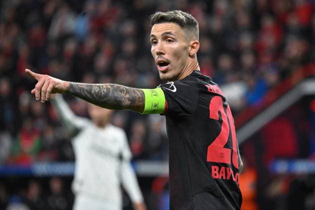 Deutschland, Fußball, UEFA Champions League, 2025 2026, Bayer 04 Leverkusen vs PSV Eindhoven, 01.10.2025, BayArena, Leverkusen, Deutschland, Alejandro Grimaldo (Bayer Leverkusen, 20) zeigt Richtung an Copyright: xMarkusxVerwimpx