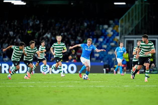 Napoli v Sporting Lisbon - UEFA Champions League Kevin De Bruyne of SSC Napoli followed by six players from Sporting Lisbon during the UEFA Champions League 2025 26 League Phase MD2 match between SSC Napoli and Sporting Lisbon at Stadio Diego Armando Maradona on October 1, 2025 in Neaples, Italy. Neaples Stadio Diego Armando Maradona Campania Italy Copyright: xGiuseppexMaffiax 251001_UCL_Napoli-Sporting_GM_0705