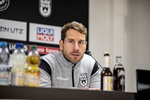 Fussball, Saison 2025 2026, 3. Liga, Donaustadion Ulm, 9. Spieltag, SSV Ulm 1846 Fußball - 1. FC Schweinfurt 05, 01.10.2025 01.10.2025, Fussball, Saison 2025 2026, 3. Liga, Donaustadion Ulm, 9. Spieltag, SSV Ulm 1846 Fußball - 1. FC Schweinfurt 05, Pressekonferenz nach Spielende Interimstrainer Moritz Glasbrenner (SSV Ulm 1846 Fußball) Foto: Lucca Fundel Ulm Donaustadion Baden-Württemberg Deutschland