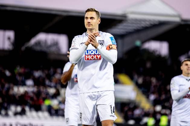 Fussball, Saison 2025 2026, 3. Liga, Donaustadion Ulm, 9. Spieltag, SSV Ulm 1846 Fußball - 1. FC Schweinfurt 05, 01.10.2025 01.10.2025, Fussball, Saison 2025 2026, 3. Liga, Donaustadion Ulm, 9. Spieltag, SSV Ulm 1846 Fußball - 1. FC Schweinfurt 05, Klatschen vor Anpfiff Freisteller Einzelbild Portrait, Porträt 14 Dennis Dressel (SSV Ulm 1846 Fußball) Foto: Lucca Fundel Ulm Donaustadion Baden-Württemberg Deutschland