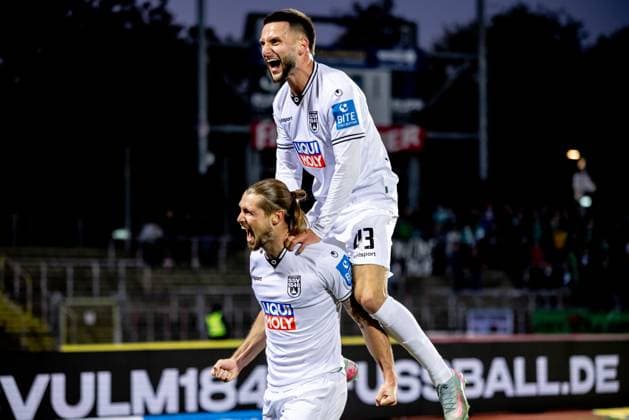 Fussball, Saison 2025 2026, 3. Liga, Donaustadion Ulm, 9. Spieltag, SSV Ulm 1846 Fußball - 1. FC Schweinfurt 05, 01.10.2025 01.10.2025, Fussball, Saison 2025 2026, 3. Liga, Donaustadion Ulm, 9. Spieltag, SSV Ulm 1846 Fußball - 1. FC Schweinfurt 05, Torjubel Jubel Freude nach Treffer Tor Torschuss zum 1:0 durch 11 Dennis Chessa (SSV Ulm 1846 Fußball). v.l. 11 Dennis Chessa (SSV Ulm 1846 Fußball), 43 Leon Dajaku (SSV Ulm 1846 Fußball) Foto: Lucca Fundel Ulm Donaustadion Baden-Württemberg Deutschland