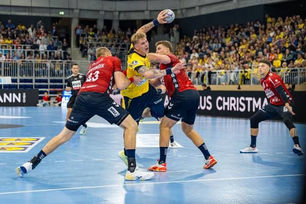 Edwin Aspenbäck (78; Rhein Neckar Löwen) kämpft gegen Niclas Kirkelokke (5; SGFH) und Marko Grgic (17; SGFH) um den Ball DHB-Pokal 2025 26 2. Runde: Rhein-Neckar Löwen vs. SG Flensburg-Handewitt im SNP-Dome in Heidelberg. DHB-Pokal 2025 26 2. Runde: Rhein-Neckar Löwen vs. SG Flensburg-Handewitt; 01.10.2025 Copyright: xMaxxMesterx