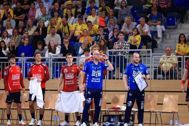 RECORD DATE NOT STATED Benjamin Buric (1; SGFH), Niclas Kirkelokke (5; SGFH) und Lukas Jorgensen (25; SGFH) stehen mit Trainer und Co-Trainer der SGFH zusammen DHB-Pokal 2025 26 2. Runde: Rhein-Neckar Löwen vs. SG Flensburg-Handewitt im SNP-Dome in Heidelberg. DHB-Pokal 2025 26 2. Runde: Rhein-Neckar Löwen vs. SG Flensburg-Handewitt; 01.10.2025 Copyright: xMaxxMesterx