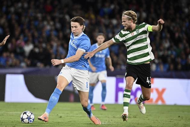 Napoli v Sporting CP - UEFA Champions League NAPLES, ITALY, OCTOBER 01: Scott McTominay (L), of Napoli, is challenged by Morten Hjulmand (R), of Sporting CP, during the League phase UEFA Champions League football match between Napoli and Sporting CP at the Diego Armando Maradona Stadium in Naples, Italy, on October 01, 2025. Isabella Bonotto Anadolu Naples Italy. Editorial use only. Please get in touch for any other usage.  Copyright: x2025xAnadoluxIsabellaxBonottox