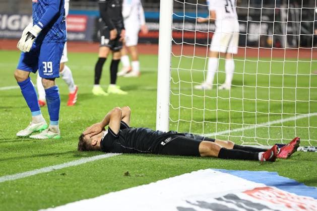 01.10.2025, Fussball, Herren, 9. Spieltag 3. Liga Saison 2025 2026: SSV Ulm 1846 - FC Schweinfurt 05 Sebastian Müller (FC Schweinfurt 05, 37) fassungslos am Boden, Einzelfoto