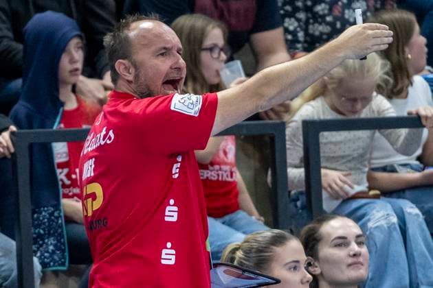 Handball Bundesliga Frauen, Saison 2025 2026 SV Union Halle-Neustadt vs.VfL Oldenburg Halle, Deutschland 01.Oktober 2025: Im Bild:Tortwarttrainer Andreas Wiese (Halle) Gestik, Geste, gestikuliert, Halle Saale SWH Arena Sachsen-Anhalt Deutschland