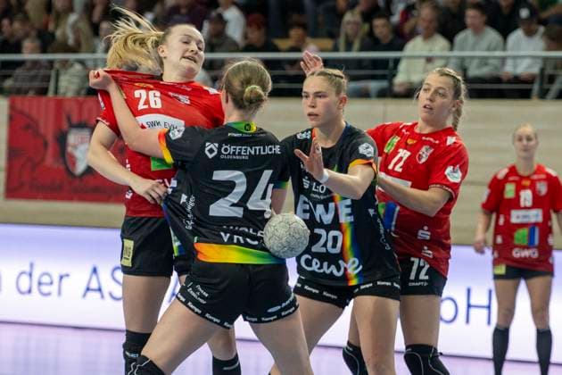 Handball Bundesliga Frauen, Saison 2025 2026 SV Union Halle-Neustadt vs.VfL Oldenburg Halle, Deutschland 01.Oktober 2025: Im Bild:v. li. im Zweikampf Cara Reuthal (Halle), Laurentia Wolff (Oldenburg), Lotta Röpcke Roepcke (Oldenburg) und Ilona Kieffer (Halle) Halle Saale SWH Arena Sachsen-Anhalt Deutschland