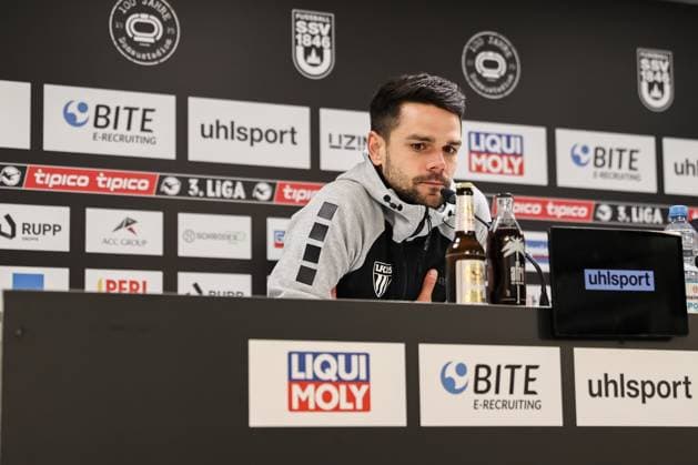 01.10.2025, Fussball, Herren, 9. Spieltag 3. Liga Saison 2025 2026: SSV Ulm 1846 - FC Schweinfurt 05 Trainer Victor Kleinhenz (FC Schweinfurt 05) auf der Pressekonferenz nach der Partie, Einzelfoto