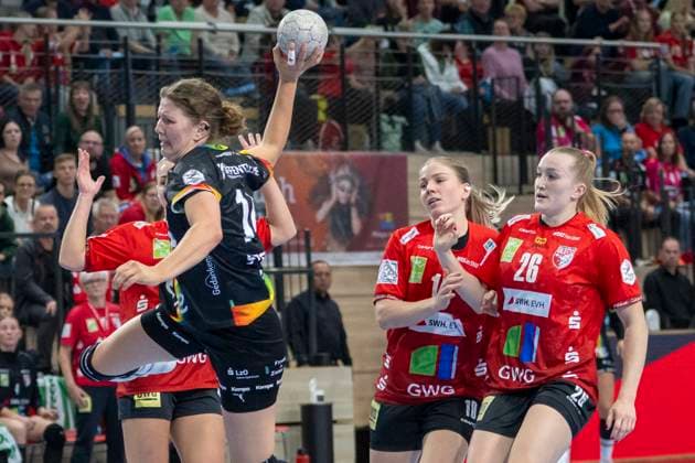 Handball Bundesliga Frauen, Saison 2025 2026 SV Union Halle-Neustadt vs.VfL Oldenburg Halle, Deutschland 01.Oktober 2025: Im Bild:v.li.Marie Steffen (Oldenburg), Viktoria Marksteiner (Halle) und Cara Reuthal (Halle) Halle Saale SWH Arena Sachsen-Anhalt Deutschland