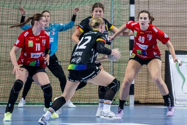 Handball Bundesliga Frauen, Saison 2025 2026 SV Union Halle-Neustadt vs.VfL Oldenburg Halle, Deutschland 01.Oktober 2025: Im Bild:v.li.Lucy Strauchmann (Halle), Lotta Röpcke Roepcke (Oldenburg), Marie Steffen (Oldenburg) und Tena Petika (Halle) Halle Saale SWH Arena Sachsen-Anhalt Deutschland