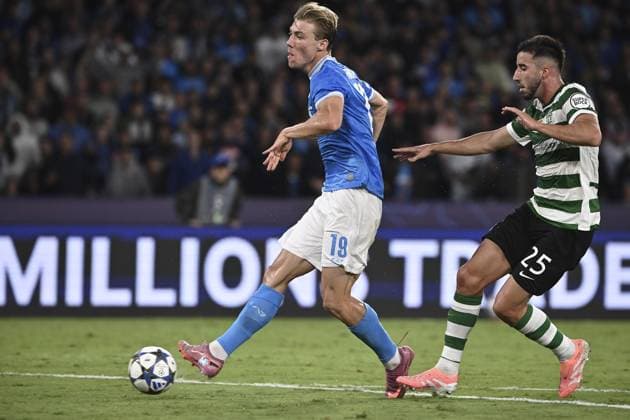 Napoli v Sporting CP - UEFA Champions League NAPLES, ITALY, OCTOBER 01: Rasmus Hojlund (L), of Napoli, kicks the ball to score as he is challenged by Goncalo Inacio (R), of Sporting CP, during the League phase UEFA Champions League football match between Napoli and Sporting CP at the Diego Armando Maradona Stadium in Naples, Italy, on October 01, 2025. Isabella Bonotto Anadolu Naples Italy. Editorial use only. Please get in touch for any other usage.  Copyright: x2025xAnadoluxIsabellaxBonottox