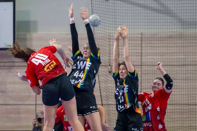 Handball Bundesliga Frauen, Saison 2025 2026 SV Union Halle-Neustadt vs.VfL Oldenburg Halle, Deutschland 01.Oktober 2025: Im Bild:v.li.Tena Petika (Halle), Lisa-Marie Fragge (Oldenburg), Marie Steffen (Oldenburg) und Lucy Strauchmann (Halle) Halle Saale SWH Arena Sachsen-Anhalt Deutschland