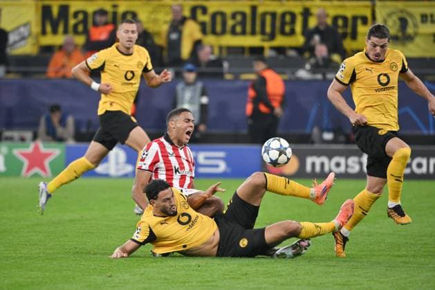 Ramy Bensebaini (Borussia Dortmund), li., rettet gegen Maroan Sannadi (Athletic Bilbao), rechts Marcel Sabitzer (Borussia Dortmund) 01.10.2025, Fussball Champions League 2025 2026, 2. Spieltag, Borussia Dortmund - Athletic Bilbao UEFA regulations prohibit any use of photographs as image sequences and or quasi-video Dortmund Signal Iduna Park Nordrhein Westfalen Deutschland