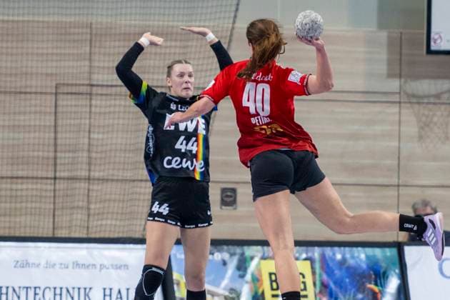 Handball Bundesliga Frauen, Saison 2025 2026 SV Union Halle-Neustadt vs.VfL Oldenburg Halle, Deutschland 01.Oktober 2025: Im Bild:v.li.Lisa-Marie Fragge (Oldenburg) und Tena Petika (Halle) Halle Saale SWH Arena Sachsen-Anhalt Deutschland