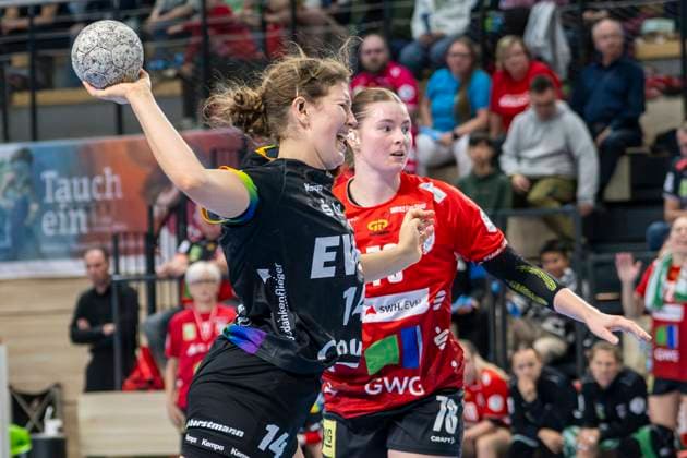 Handball Bundesliga Frauen, Saison 2025 2026 SV Union Halle-Neustadt vs.VfL Oldenburg Halle, Deutschland 01.Oktober 2025: Im Bild:v.li.Marie Steffen (Oldenburg) und Lucy Strauchmann (Halle) Halle Saale SWH Arena Sachsen-Anhalt Deutschland