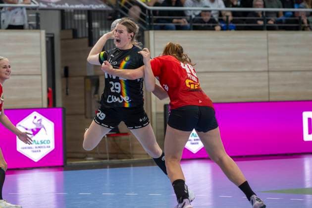 Handball Bundesliga Frauen, Saison 2025 2026 SV Union Halle-Neustadt vs.VfL Oldenburg Halle, Deutschland 01.Oktober 2025: Im Bild:v.li.Paulina Golla (Oldenburg) und Tena Petika (Halle) Halle Saale SWH Arena Sachsen-Anhalt Deutschland