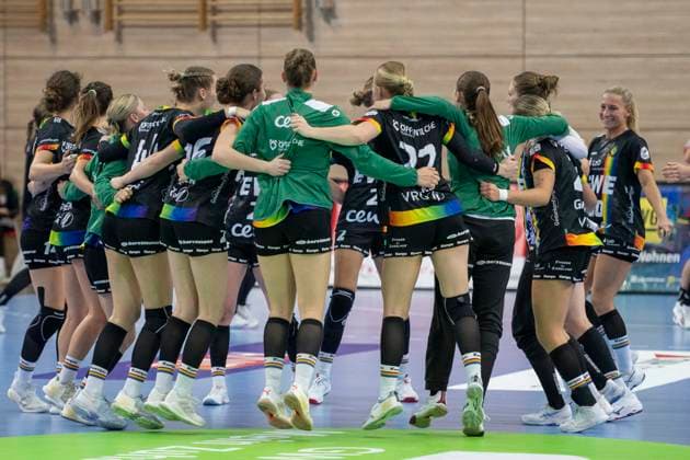 Handball Bundesliga Frauen, Saison 2025 2026 SV Union Halle-Neustadt vs.VfL Oldenburg Halle, Deutschland 01.Oktober 2025: Im Bild:Die Mannschaft von Oldenburg jubelt nach dem Sieg ueber Halle Halle Saale SWH Arena Sachsen-Anhalt Deutschland