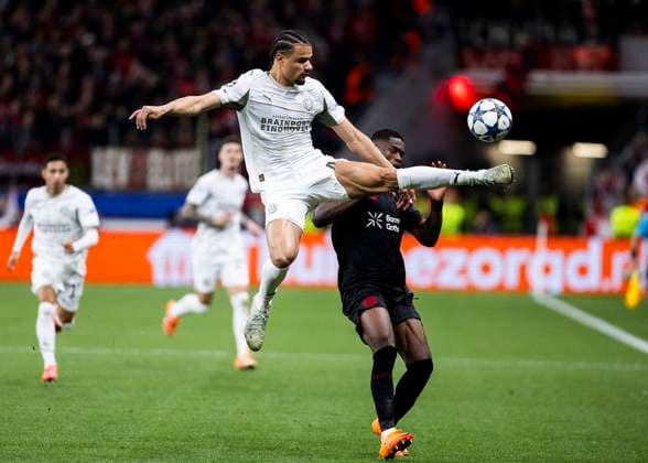Leverkusen, Bayarena, 01.10.2021: Armando Obispo of Eindhoven chhallenges Christian Kofane of Leverkusen during the Championsleague match Bayer 04 Leverkusen vs. PSV Eindhoven.