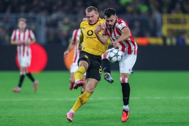 Fußball UEFA Champions League 2. Spieltag Borussia Dortmund - Athletic Bilbao am 01.10.2025 im Signal Iduna Park in Dortmund Julian Ryerson ( Dortmund), links - Aitor Paredes ( Bilbao ), rechts