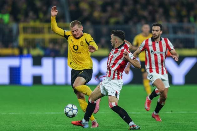 Fußball UEFA Champions League 2. Spieltag Borussia Dortmund - Athletic Bilbao am 01.10.2025 im Signal Iduna Park in Dortmund Julian Ryerson ( Dortmund), links - Aitor Paredes ( Bilbao ), rechts