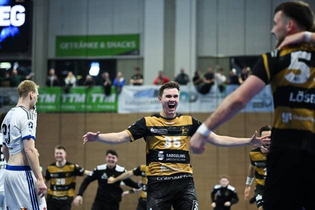 Jannik Dutschke (HC Elbflorenz 2006, 35) jubelt nach dem entscheidenden Tor durch Timo Loeser (HC Elbflorenz 2006, 55) HC Elbflorenz 2006 vs. HSV Hamburg, DHB-Pokal Herren, Spielzeit 2025 2026, 01.10.2025 HC Elbflorenz 2006 vs. HSV Hamburg - DHB-Pokal Herren, Spielzeit 2025 2026, 01.10.2025 Dresden Copyright: xEibner-Pressefoto xHoepnerx EP_PHR
