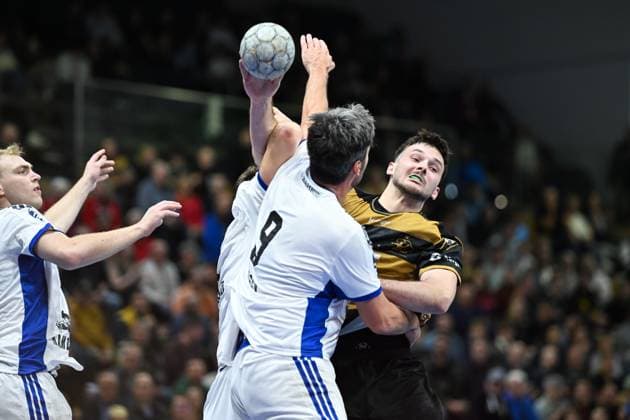 Zweikampf Timo Loeser (HC Elbflorenz 2006, 55) und Jacob Lassen (HSV Hamburg, 9) HC Elbflorenz 2006 vs. HSV Hamburg, DHB-Pokal Herren, Spielzeit 2025 2026, 01.10.2025 HC Elbflorenz 2006 vs. HSV Hamburg - DHB-Pokal Herren, Spielzeit 2025 2026, 01.10.2025 Dresden Copyright: xEibner-Pressefoto xHoepnerx EP_PHR