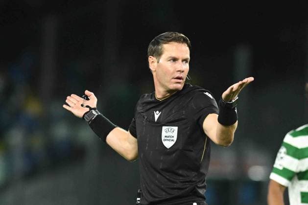 The referee of the match Danny Makkelie gestures during the Uefa Champions League between SSC Napoli vs Sporting Clube de Portugal at Stadio Diego Armando Maradona  Copyright: xAgostinoxGemito IPAxSportx xipa-agency.netx xx IPA_66021887 IPA_Agency_IPA66021887