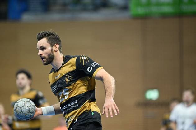Sebastian Greß (HC Elbflorenz 2006, 25) im Angriff - HC Elbflorenz 2006 vs. HSV Hamburg, DHB-Pokal Herren, Spielzeit 2025 2026, 01.10.2025 HC Elbflorenz 2006 vs. HSV Hamburg - DHB-Pokal Herren, Spielzeit 2025 2026, 01.10.2025 Dresden Copyright: xEibner-Pressefoto xHoepnerx EP_PHR
