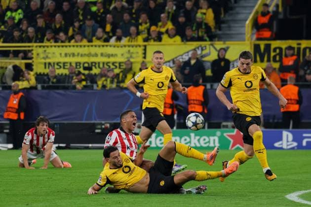 01.10.2025, xfanx, Fussball UEFA Champions League, Borussia Dortmund - Athletic Bilbao v.l. im Zweikampf Ramy Bensebaini (BVB) und Maroan Sannadi (Atheltic Bilbao) (DFL DFB REGULATIONS PROHIBIT ANY USE OF PHOTOGRAPHS as IMAGE SEQUENCES and or QUASI-VIDEO) Dortmund
