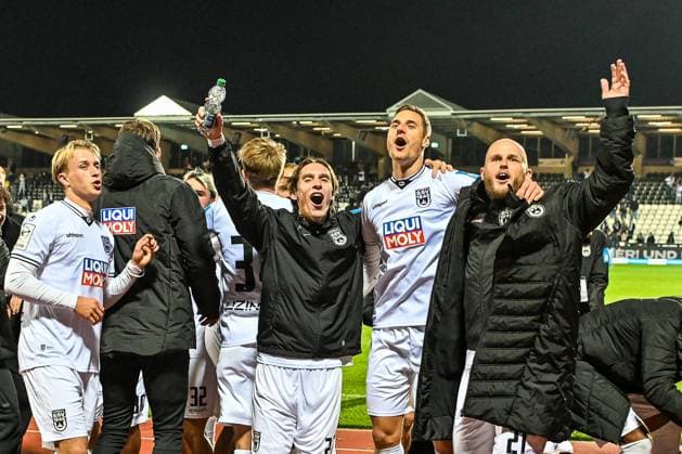 GER, 3. Liga, SSV Ulm 1846 vs 1. FC Schweinfurt 05 01.10.2025, Donaustadion, Ulm, GER, 3. Liga, SSV Ulm 1846 vs 1. FC Schweinfurt 05, im Bild Ulmer Spieler freuen sich nach Spielende, Ben Westermeier (SSV Ulm, 8), Max Julian Brandt (SSV Ulm, 23), Dennis Dressel (SSV Ulm, 14), Marcel Seegert (SSV Ulm, 21), Jubel