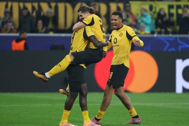 UEFA Champions League - Borussia Dortmund - Athletic Bilbao am 01.10.2025 im Signal Iduna Park in Dortmund Jubel, Torjubel, Torschuetze, Torschütze Serhou Guirassy (Dortmund 9) jubelt nach seinem Tor zum 3 zu 1 mit der Mannschaft, hier mit Marcel Sabitzer (Dortmund 20) und Felix Nmecha (Dortmund 8)