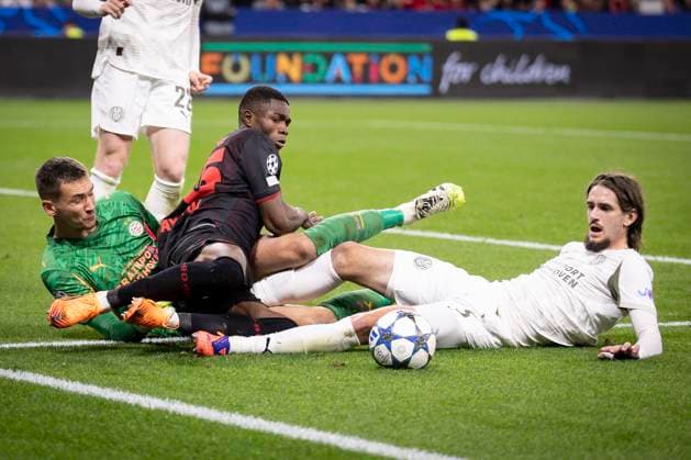 UEFA Champions League, Bayer 04 Leverkusen - PSV Eindhoven; 01.10.2025 Yarek Gasiorowski (PSV Eindhoven, 3) trennt Christian Kofane (Bayer 04 Leverkusen, 35) fair vom Ball; UEFA Champions League, Bayer 04 Leverkusen - PSV Eindhoven, Spieltag 2 am 01.10.2025 in der BayArena in Leverkusen. Copyright: xBEAUTIFULxSPORTS AxelxKohringx