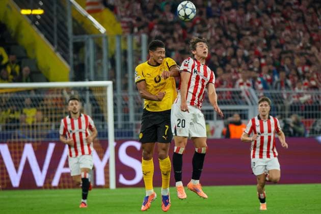 01.10.2025, xfanx, Fussball UEFA Champions League, Borussia Dortmund - Athletic Bilbao v.l. Jobe Bellingham (BVB) und Unai Gomez (Atheltic Bilbao) im Kopfballduell (DFL DFB REGULATIONS PROHIBIT ANY USE OF PHOTOGRAPHS as IMAGE SEQUENCES and or QUASI-VIDEO) Dortmund