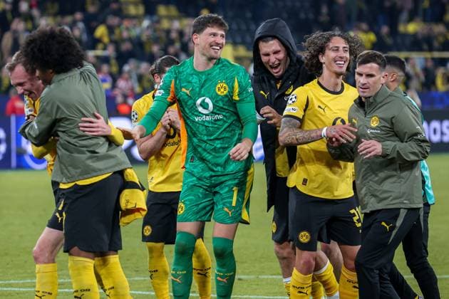 UEFA Champions League - Borussia Dortmund - Athletic Bilbao am 01.10.2025 im Signal Iduna Park in Dortmund Jubel über den Sieg bei der Mannschaft von Borussia Dortmund, hier mit Maximilian Beier (Dortmund 14) , Karim Adeyemi (Dortmund 27) , Torwart Gregor Kobel (Dortmund 1) , Fabio Silva (Dortmund 21) , Pascal Groß Gross (Dortmund 13)