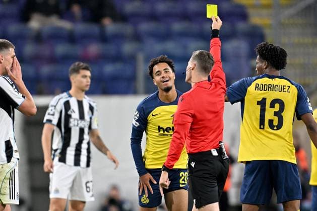 251001 Royale Union Saint-Gilloise vs Newcastle United FC Marc Giger (20) of Union reacts after receiving the yellow card from referee Urs Schnyder during the Uefa Champions League second matchday in the League phase game in season 2025 - 2026 between Royale Union Saint-Gilloise and Newcastle United FC on October 1 , 2025 in Anderlecht, Belgium. (Photo by David Catry sportpix) Anderlecht Belgium  Copyright: xDavidxCatryx 20251001DC2_9087