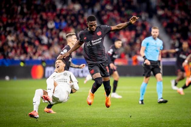 UEFA Champions League, Bayer 04 Leverkusen - PSV Eindhoven; 01.10.2025 Christian Kofane (Bayer 04 Leverkusen, 35) foult Anass Salah-Eddine (PSV Eindhoven, 2), Schiedsrichter Glenn Nyberg (Schweden) stehe daneben; UEFA Champions League, Bayer 04 Leverkusen - PSV Eindhoven, Spieltag 2 am 01.10.2025 in der BayArena in Leverkusen. Copyright: xBEAUTIFULxSPORTS AxelxKohringx