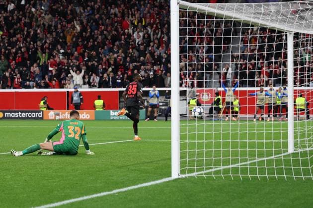 01.10.2025, xrekx, Fussball UEFA Champions League, Bayer 04 Leverkusen - PSV Eindhoven v.l. Torjubel nach dem Tor zum celebrating the goal celebrate 1:0 durch Christian Kofane (Bayer 04 Leverkusen) Matej Kovar (PSV Eindhoven) (DFL DFB REGULATIONS PROHIBIT ANY USE OF PHOTOGRAPHS as IMAGE SEQUENCES and or QUASI-VIDEO) Leverkusen