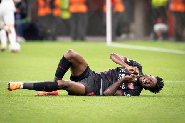 UEFA Champions League, Bayer 04 Leverkusen - PSV Eindhoven; 01.10.2025 Edmond Tapsoba (Bayer 04 Leverkusen, 12) liegt verletzt auf em Boden; UEFA Champions League, Bayer 04 Leverkusen - PSV Eindhoven, Spieltag 2 am 01.10.2025 in der BayArena in Leverkusen. Copyright: xBEAUTIFULxSPORTS AxelxKohringx