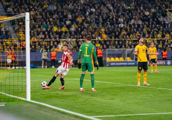 Gorka Guruzeta (Athletic Bilbao, 11) holt den Ball nach seinem Tor wieder raus. Gregor KOBEL (Borussia Dortmund, 1) enttäuscht 01.10.2025, Borussia Dortmund - Athletic Bilbao, Fussball, UEFA Champions League - MD2, Saison 2025 2026 DFL regulations prohibit any use of photographs as image sequences and or quasi-video. Copyright: HMBxMedia xMarcoxBader