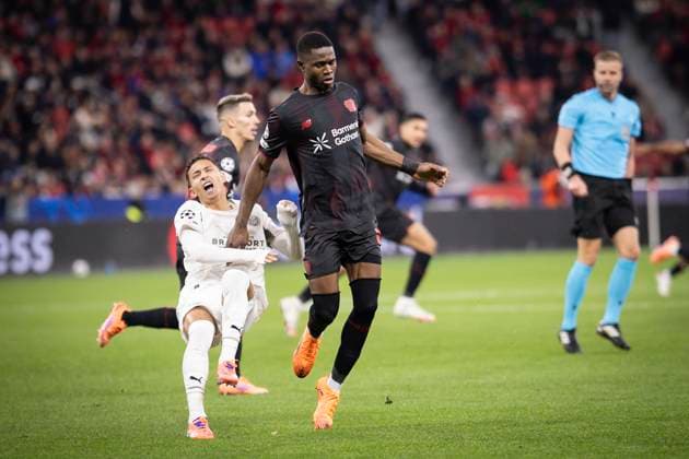 UEFA Champions League, Bayer 04 Leverkusen - PSV Eindhoven; 01.10.2025 Christian Kofane (Bayer 04 Leverkusen, 35) foult Anass Salah-Eddine (PSV Eindhoven, 2); UEFA Champions League, Bayer 04 Leverkusen - PSV Eindhoven, Spieltag 2 am 01.10.2025 in der BayArena in Leverkusen. Copyright: xBEAUTIFULxSPORTS AxelxKohringx