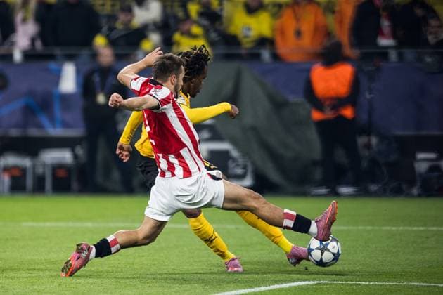 UEFA Champions League, Borussia Dortmund - Athletic Club Bilbao; 01.10.2025 Carney Chukwuemeka (Borussia Dortmund, 17) schießt das 2:0, Tor, gegen Andoni Gorosabel (Athletic Club Bilbao, 2) UEFA Champions League, Borussia Dortmund - Athletic Club Bilbao, Dortmund, SIGNAL IDUNA PARK am 01.10.2025 Copyright: xBEAUTIFULxSPORTS Wunderlx